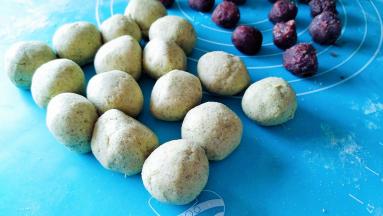 糯米团和豆沙馅都分别分成16等份。