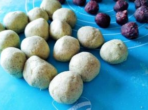 糯米团和豆沙馅都分别分成16等份。