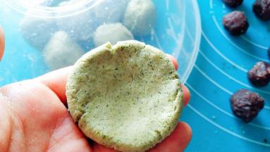 糯米团按成窝窝状。