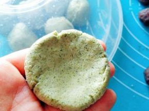 糯米团按成窝窝状。
