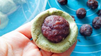 中间放入豆沙。