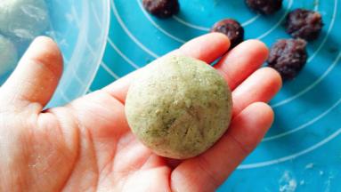 收圆成团，如果很干的话粘上一点点艾草汁就比较好收口。