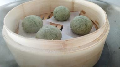 做好青团，放入蒸笼中火蒸10分钟。