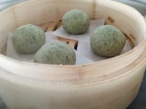 做好青团，放入蒸笼中火蒸10分钟。