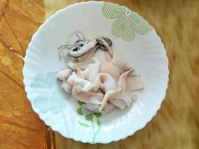 鱿鱼去皮，切花。切不切花都可以。哈哈哈，我不会切，就随便啦！