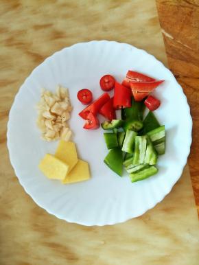 蒜头切蓉。姜切片去皮。青红椒切块