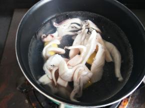 锅里放水煮开放姜片鱿鱼烫下。