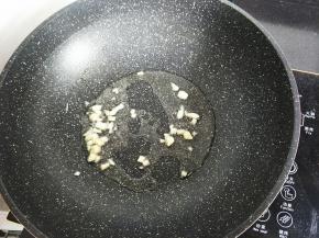 油热放蒜蓉爆香