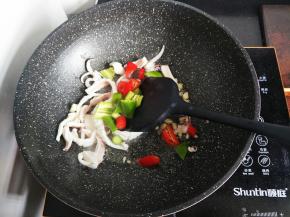 还有青红椒翻炒