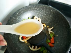 料酒再翻炒到青红椒断生就可以了