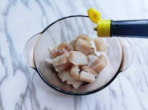 滴入美极鲜露。(3-4滴就可以)