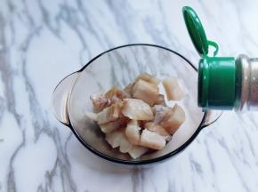 加入胡椒粉，盐，拌均匀，腌制30分钟。(不喜欢的可以不放)
