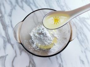 利用这时间制作面糊，首先将面粉和玉米淀粉加入器具中，再加入一勺食用油。