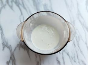 再加入一小碗水，搅拌均匀，至成面糊状，且无干粉。