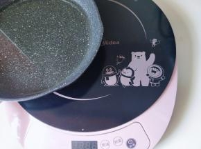 我用的电磁炉。(煤气也可以)