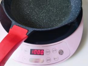平底锅中加入食用油，电磁炉全程最小火力。