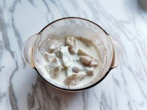 将腌制好的鳕鱼块，加入面糊器具中。