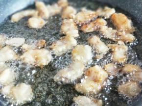 炸至金黄即可捞出，盘子里放一张油纸，将炸好的鳕鱼块放在油纸上。