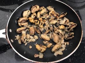 最关键的一步：关乎粥是否鲜美的秘诀
热锅，下少许油，把淡菜，瑶柱倒锅中，小火慢慢烘炒干水份
当然不炒直接煲粥也可以，但我可以肯定的说，味道绝对没有烘炒的香，鲜！而且腥味大减！很多人不习惯吃海产品就是因为腥，所以这样做的粥又香又浓又不腥哟！
炒至无水份，且闻到一阵阵浓郁的香味，微黄就可以