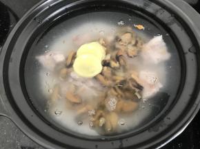 然后把排骨，烘香的淡菜，瑶柱，姜片一起放入砂锅里，没砂锅就用其它锅吧