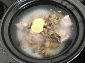 然后把排骨，烘香的淡菜，瑶柱，姜片一起放入砂锅里，没砂锅就用其它锅吧