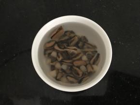 两材料一起先泡1小时，泡软
也可以分开泡，我为省事省一个碗具