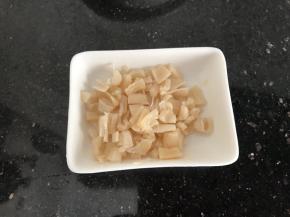 泡好的瑶柱稍微捏碎备用