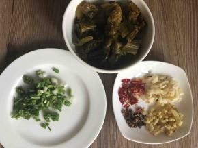 酸菜切寸段，姜、蒜、干辣椒切碎，花椒备用