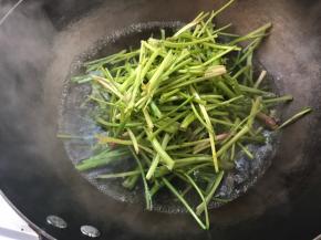锅烧开水，放入菠菜梗汆烫一下