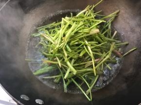 锅烧开水，放入菠菜梗汆烫一下