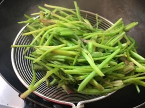 捞出控干水分