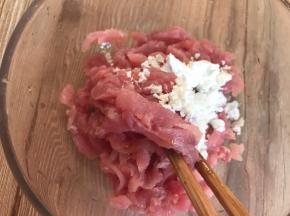 淀粉，拌匀腌制一会