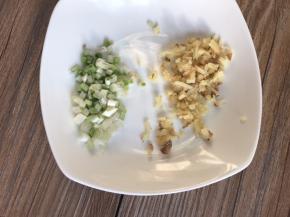 葱、姜洗净切末