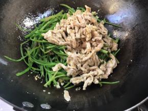 加入瘦肉，炒匀