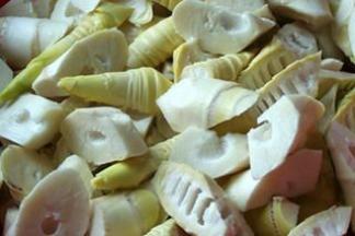 春笋去老皮和根部，切滚刀块，然后入沸水焯2分钟，去苦涩味道。莴笋去皮切大拇指一样的长条，豆皮切小块。莴笋和豆皮的图片删除手机垃圾时误删了，呜呜