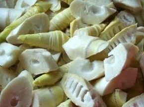 春笋去老皮和根部，切滚刀块，然后入沸水焯2分钟，去苦涩味道。莴笋去皮切大拇指一样的长条，豆皮切小块。莴笋和豆皮的图片删除手机垃圾时误删了，呜呜