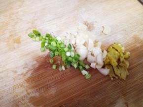泡椒，葱，甜蒜全部切碎