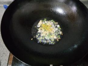 泡椒，葱，甜蒜全部切碎