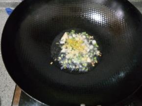 泡椒，葱，甜蒜全部切碎