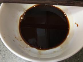 趁菜焖煮来调汁，把生抽，老抽，白糖，淀粉放在一起，加小半碗水调匀备用