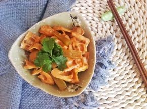 丝丝泡椒香混合着双笋的鲜香脆嫩，好吃