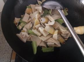 下春笋，莴笋，豆皮下去翻炒