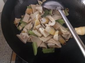 下春笋，莴笋，豆皮下去翻炒