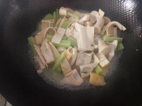 加半勺盐，加水至菜的一半，盖锅盖焖煮片刻