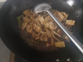 焖煮到蔬菜断生，淋入上一步的调汁，翻炒均匀