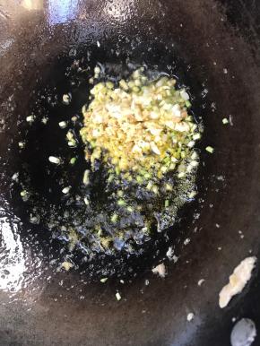 锅留底油，放入姜、葱爆香