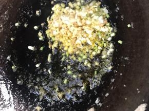 锅留底油，放入姜、葱爆香