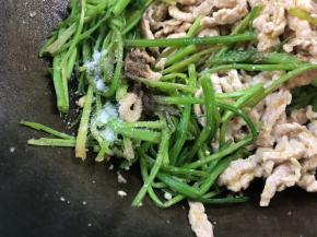 调入盐、胡椒粉、白糖炒匀入味即可