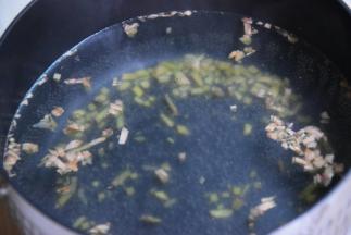 将生姜切碎，放入锅中煮开