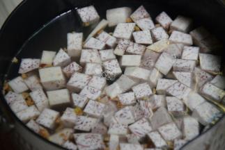 加入芋头块，大火煮开